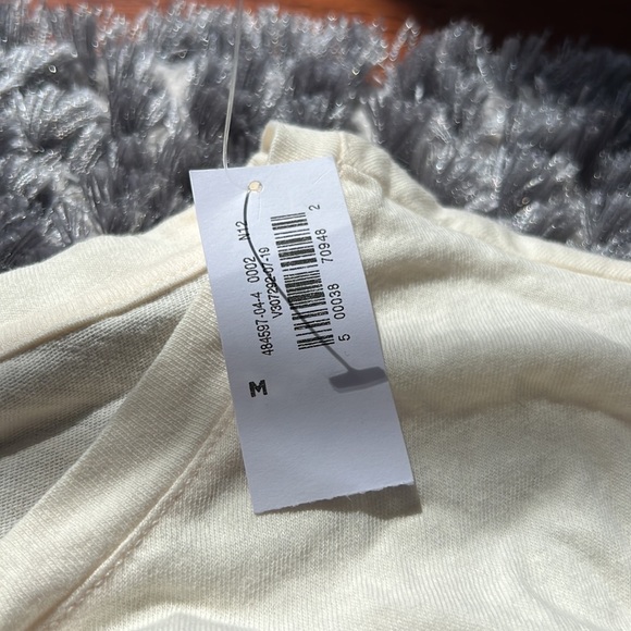 💸2 for $10!💸 NWT Old navy cream t-shirt - Picture 4 of 4